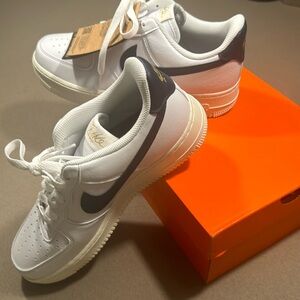 NWT women’s Nike Air Force 1 ,07 next nature, tennis shoes